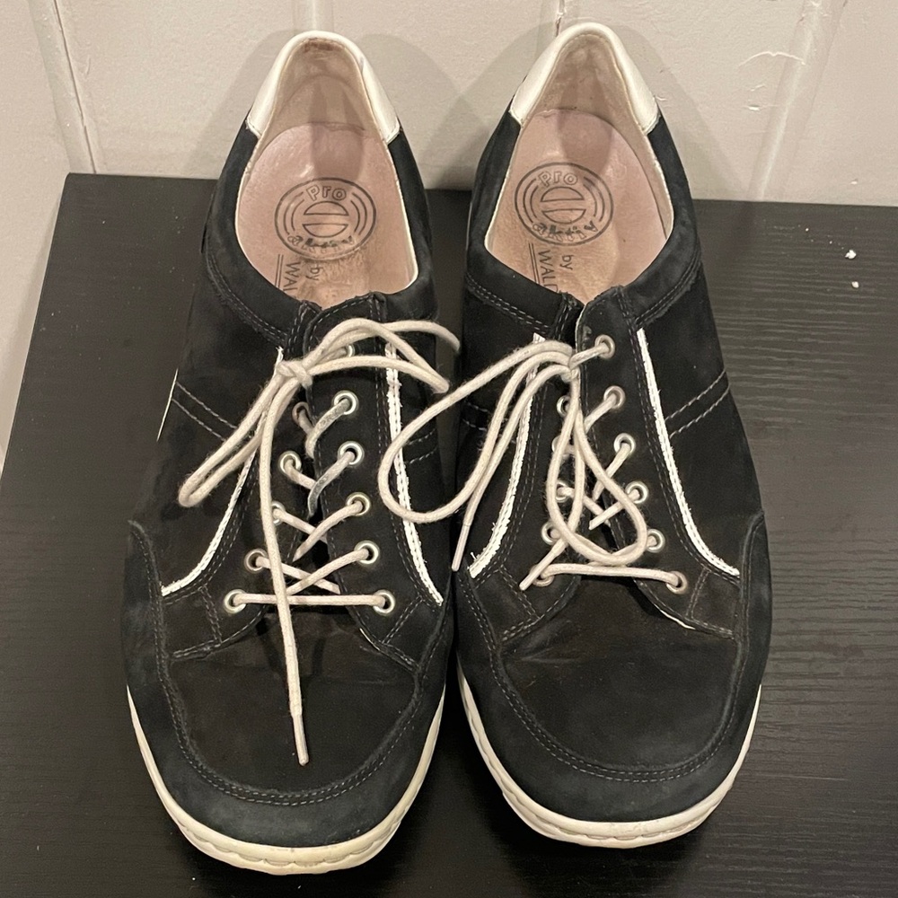 Pro Aktiv Waldlaufer Men's Black suede Sneakers with White Accents  size 6.5